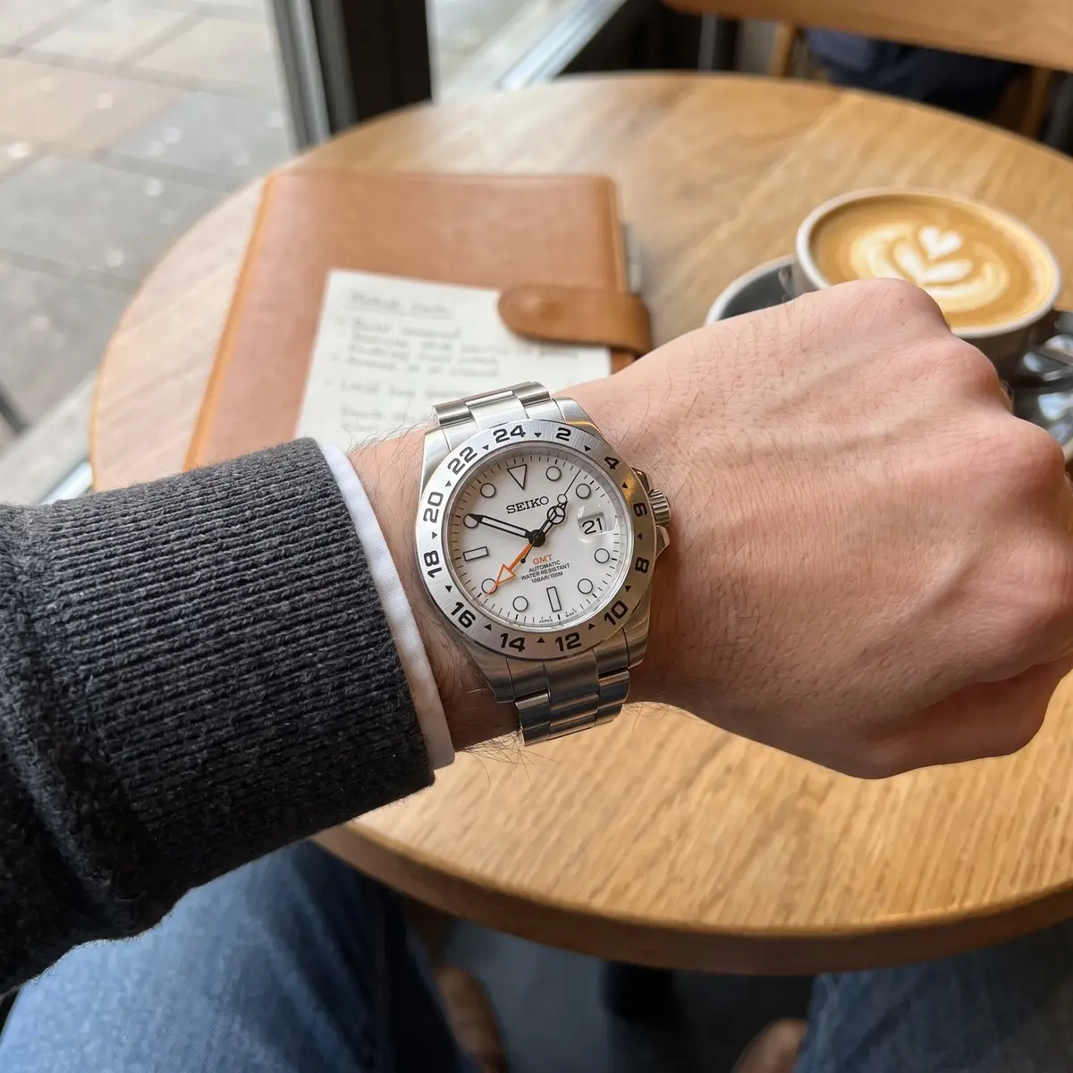 Seiko Mod Uhr EXPLORER MOD – WEISS – am Handgelenk – Wristshot – MedoMods