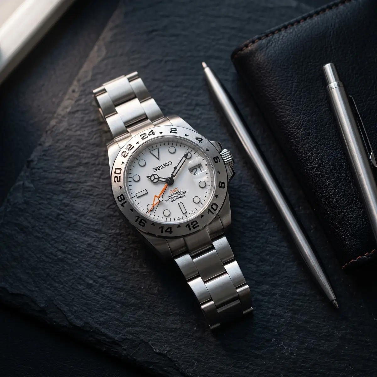Seiko Mod Uhr EXPLORER MOD – WEISS – Flatlay auf Schiefer – MedoMods
