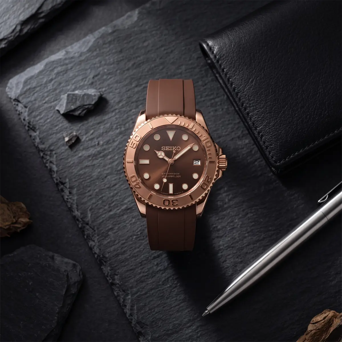 Seiko Mod Uhr GMT Customizer NH34 – Automatik – 40 mm – Flatlay auf Schiefer – MedoMods