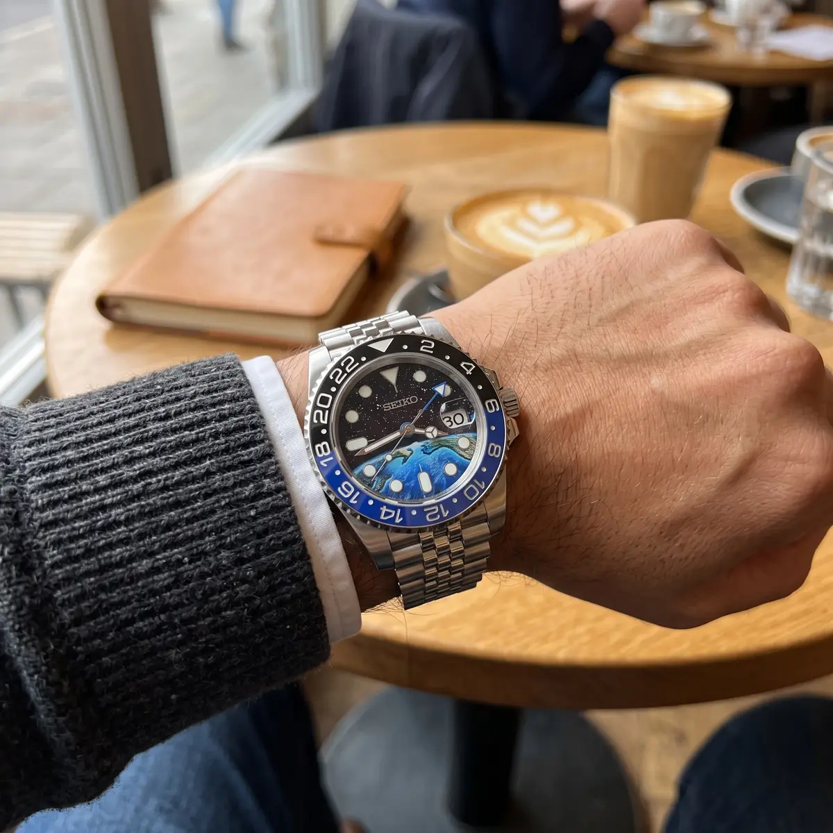 Seiko Mod Uhr GMT MOD – BATGIRL V2 – am Handgelenk – Wristshot – MedoMods