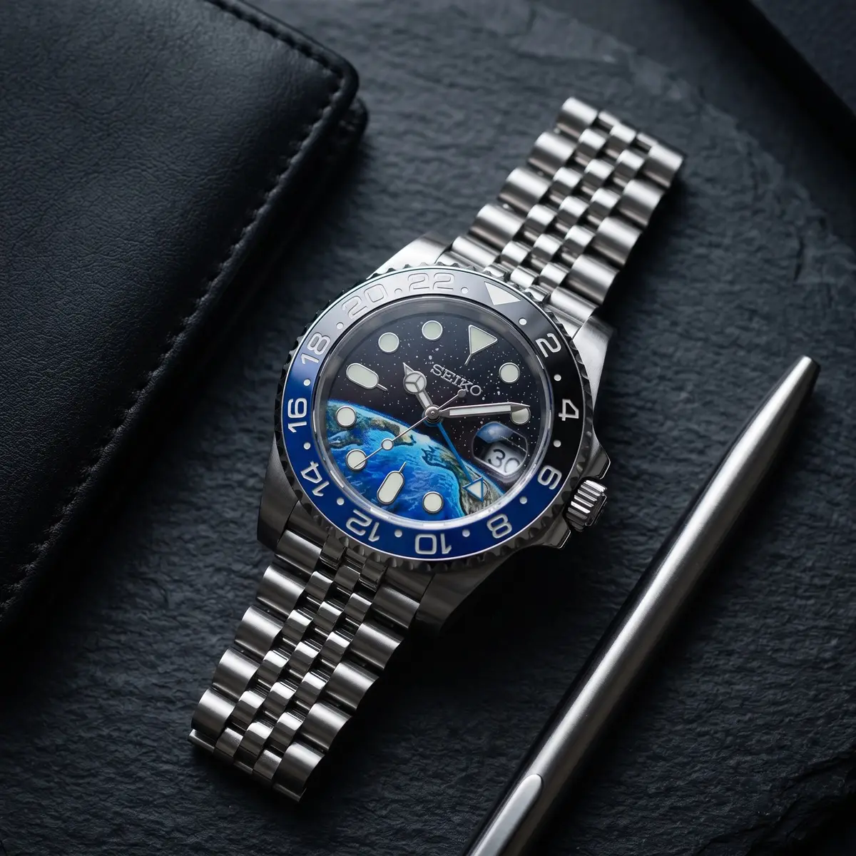 Seiko Mod Uhr GMT MOD – BATGIRL V2 – Flatlay auf Schiefer – MedoMods