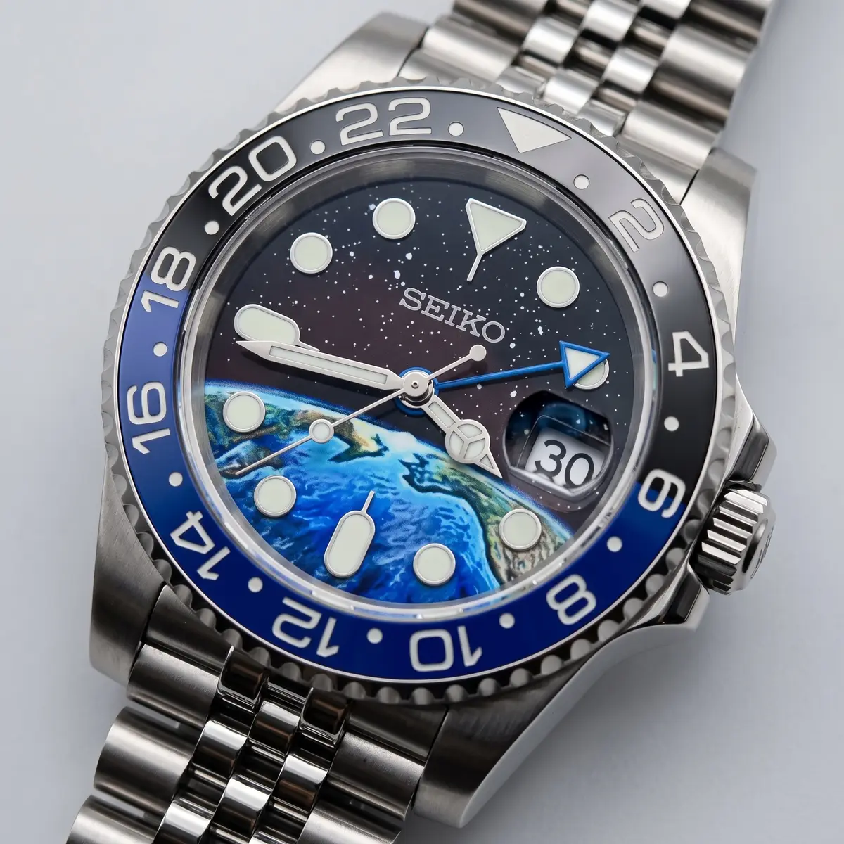 Seiko Mod Uhr GMT MOD – BATGIRL V2 – Zifferblatt Nahaufnahme – MedoMods