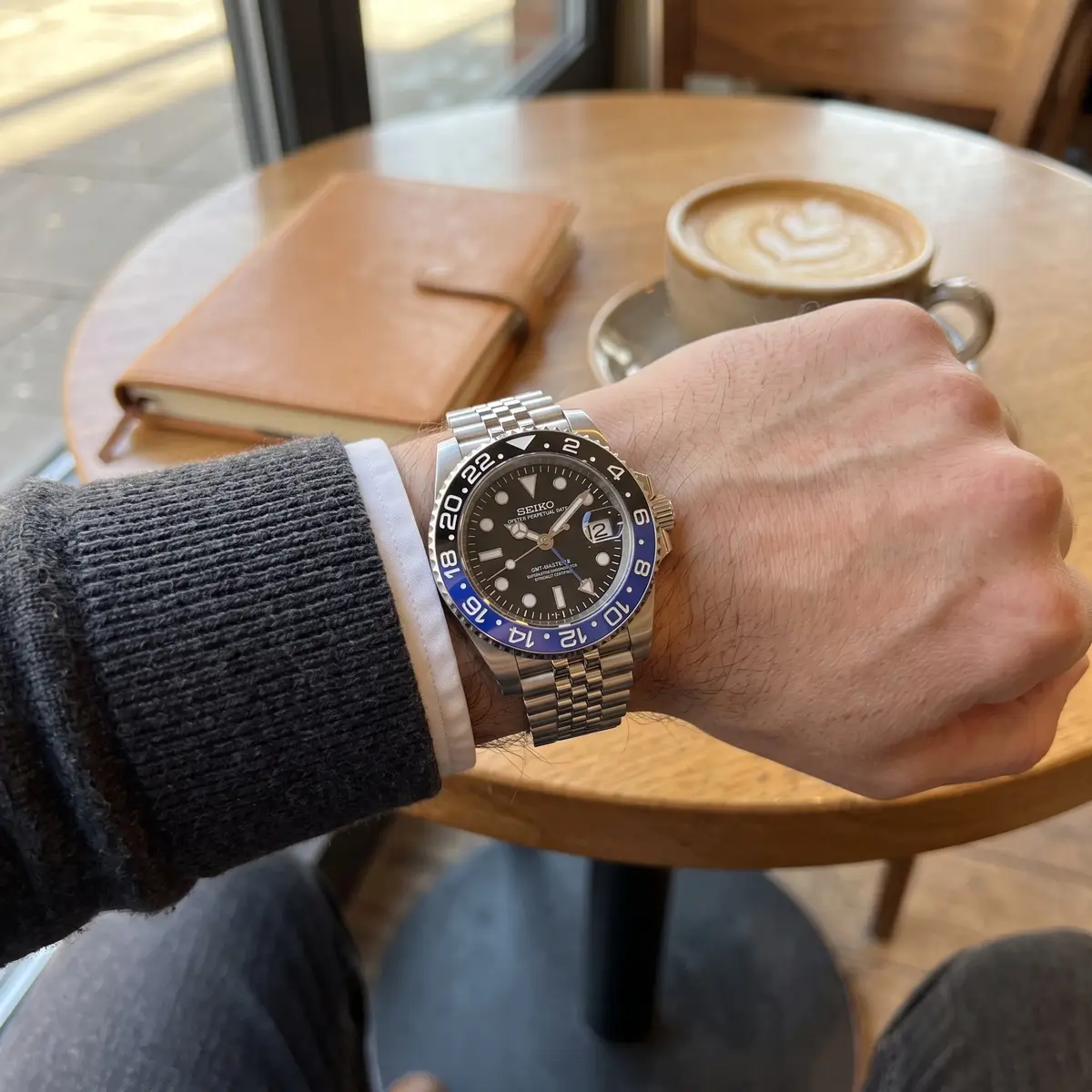 Seiko Mod Uhr GMT MOD – BATMAN 2 – am Handgelenk – Wristshot – MedoMods