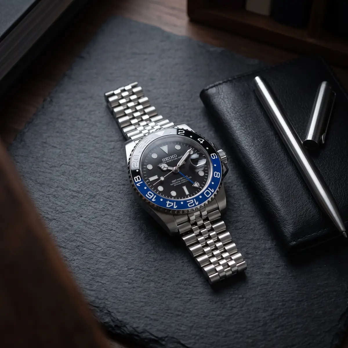 Seiko Mod Uhr GMT MOD – BATMAN 2 – Flatlay auf Schiefer – MedoMods