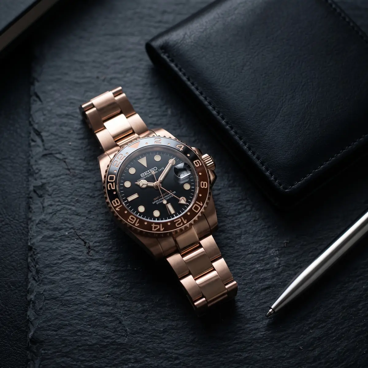 Seiko Mod Uhr GMT MOD – BIER – Flatlay auf Schiefer – MedoMods