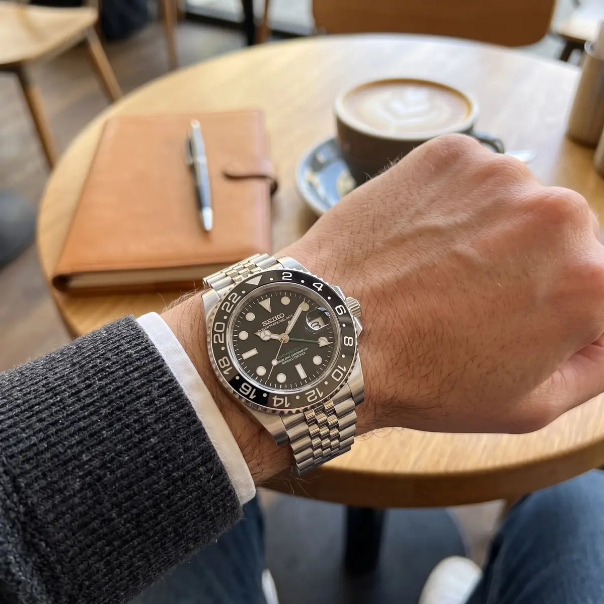 Seiko Mod Uhr GMT MOD – SCHWARZ – am Handgelenk – Wristshot – MedoMods