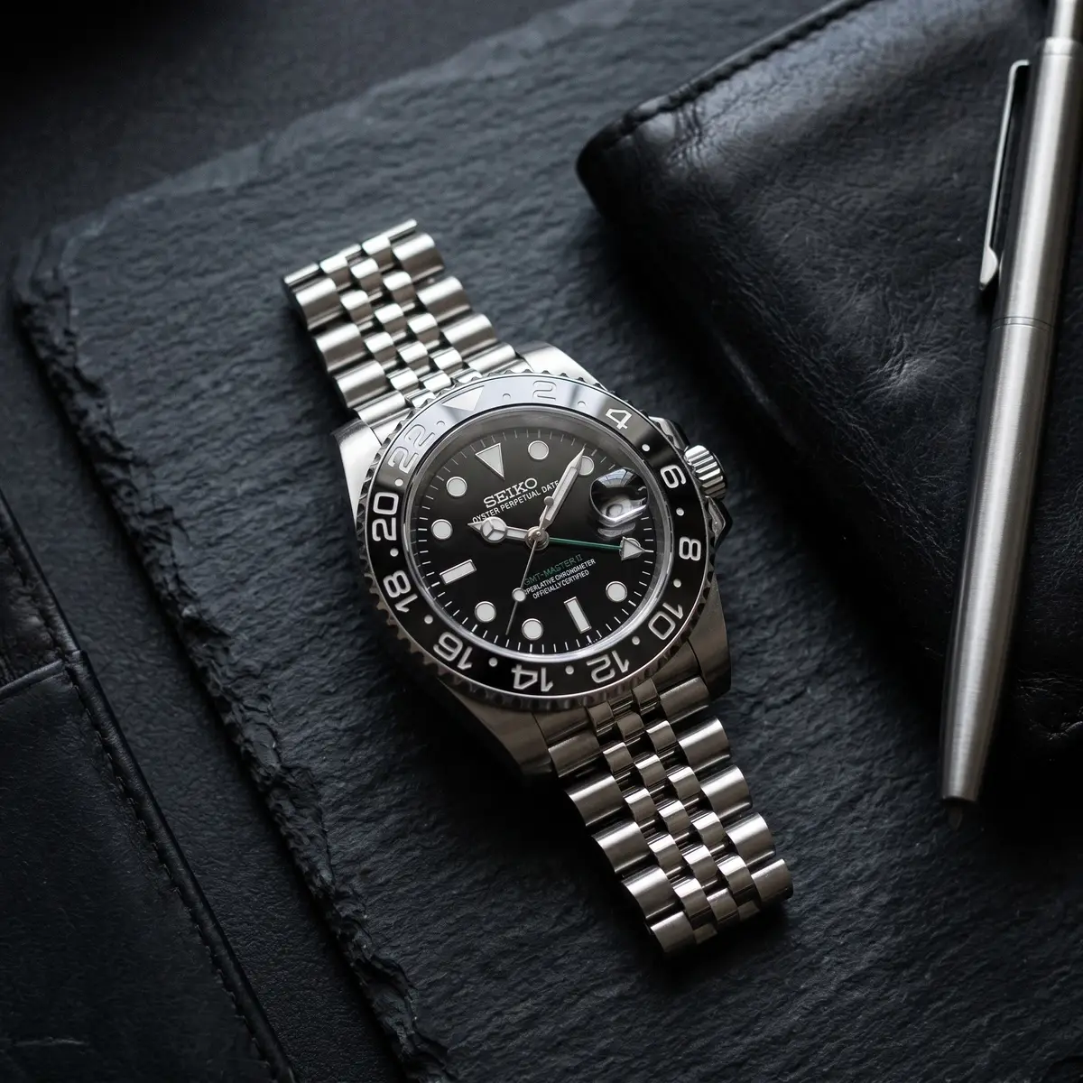 Seiko Mod Uhr GMT MOD – SCHWARZ – Flatlay auf Schiefer – MedoMods