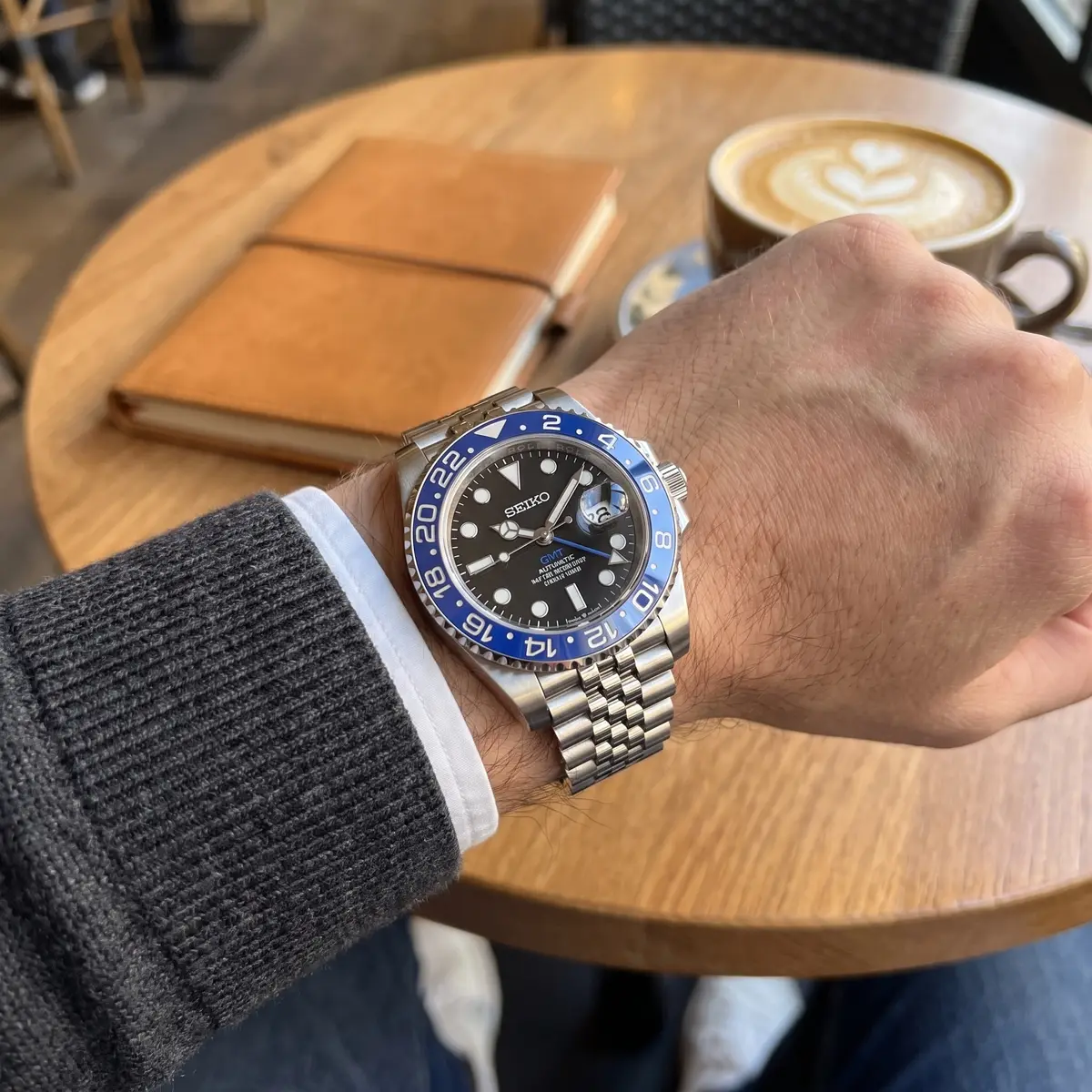Seiko Mod Uhr GMT MOD – HEIDELBEERE – am Handgelenk – Wristshot – MedoMods