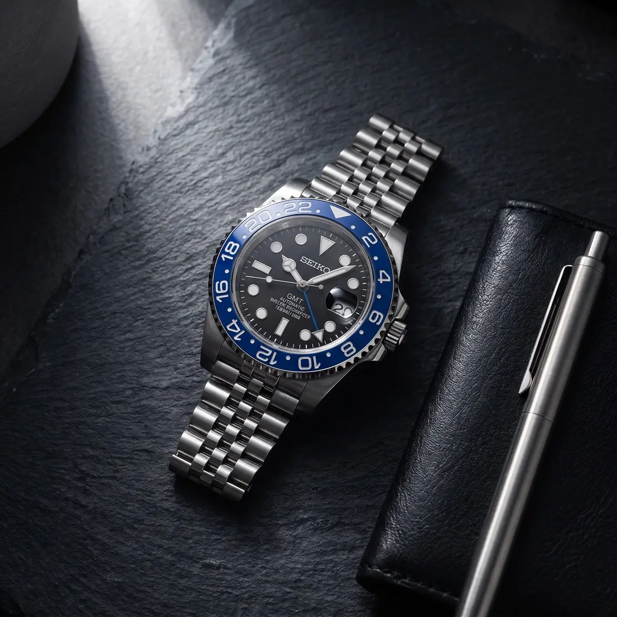 Seiko Mod Uhr GMT MOD – HEIDELBEERE – Flatlay auf Schiefer – MedoMods