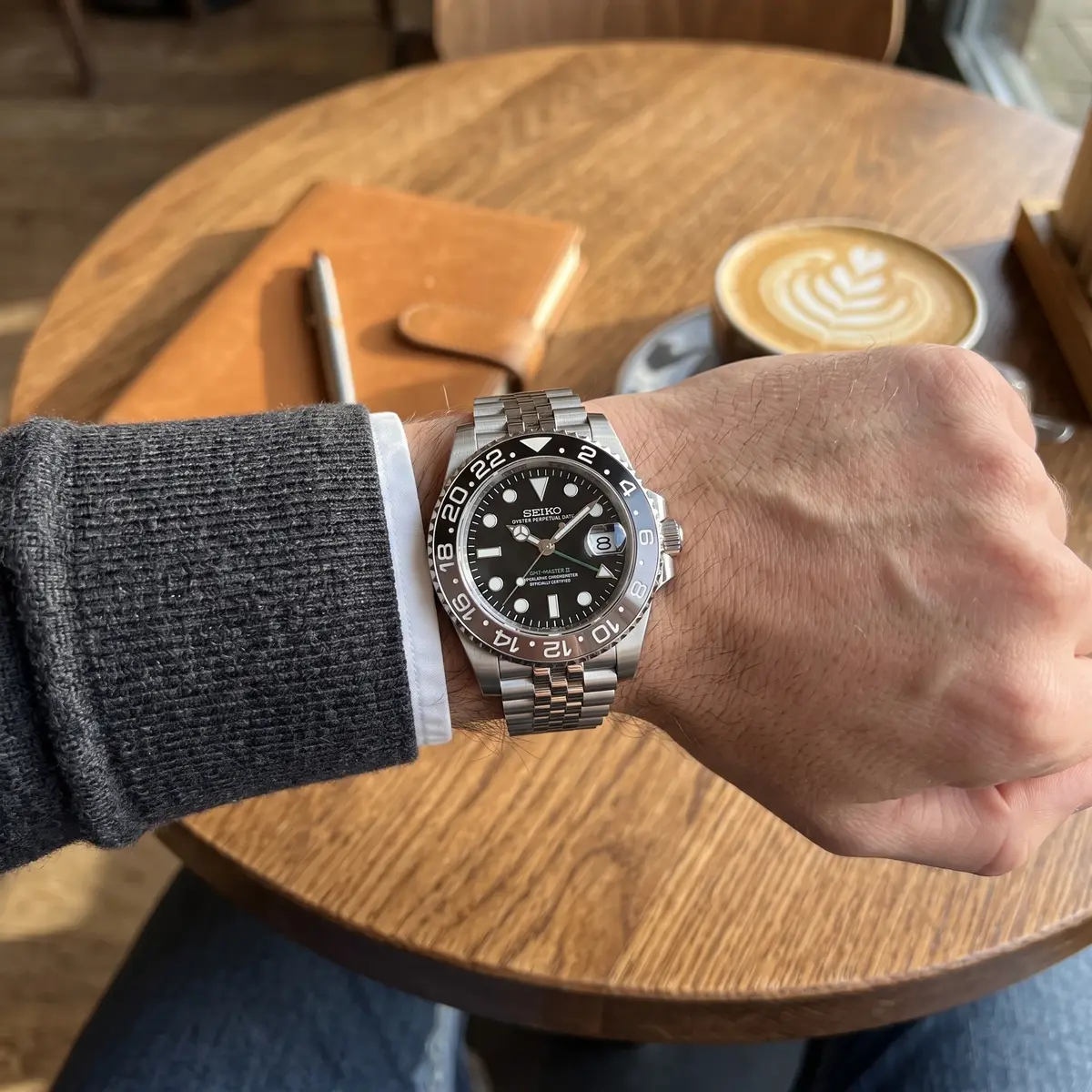 Seiko Mod Uhr GMT MOD – BRUCE WAYNE – am Handgelenk – Wristshot – MedoMods
