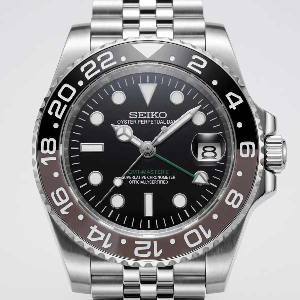 Seiko Mod Uhr GMT MOD – BRUCE WAYNE – Zifferblatt Nahaufnahme – MedoMods