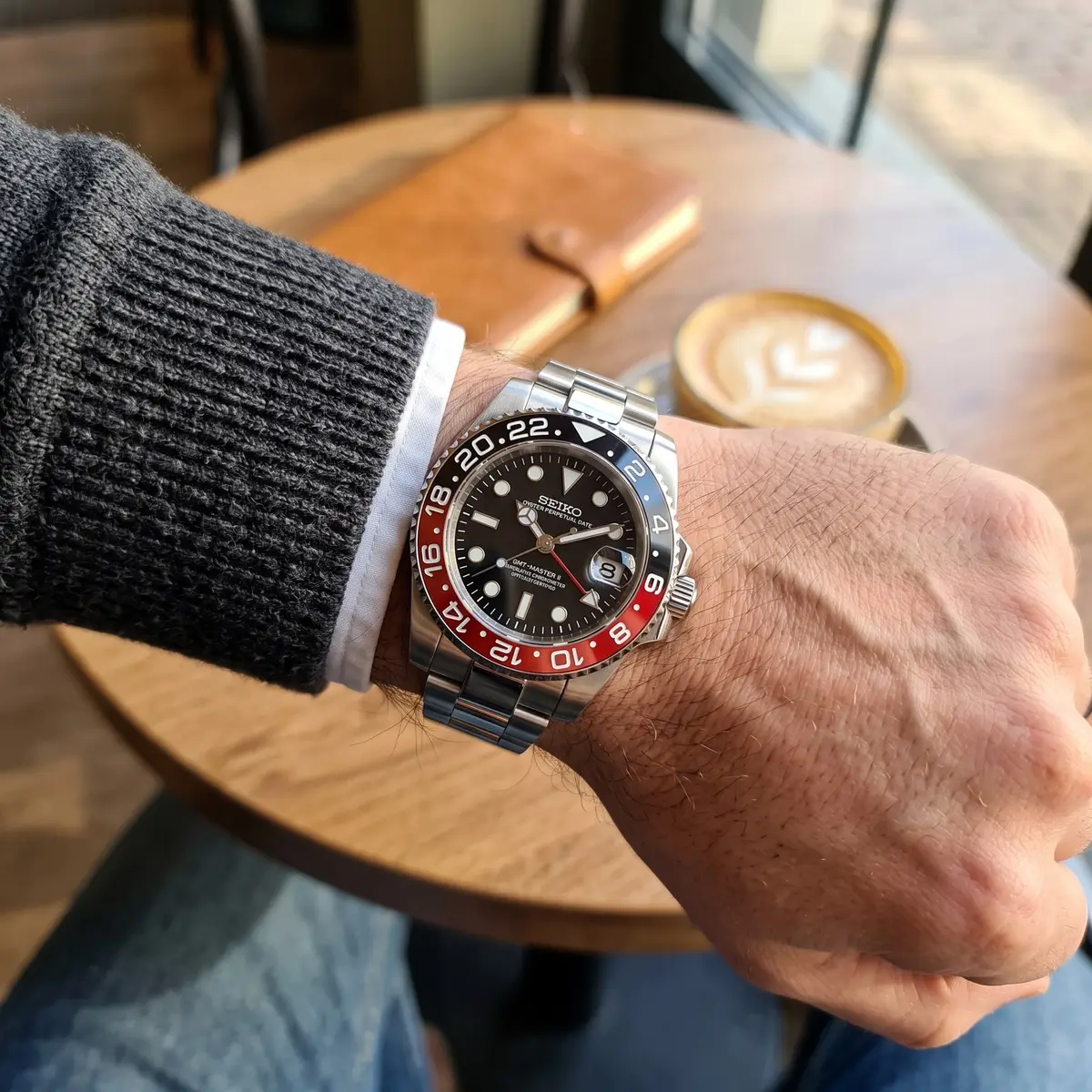 Seiko Mod Uhr GMT MOD – COKE – am Handgelenk – Wristshot – MedoMods