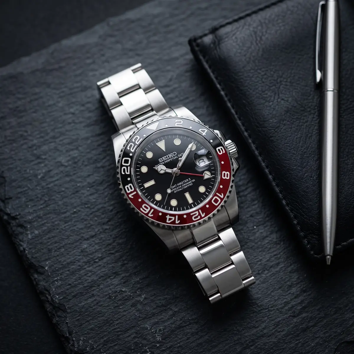 Seiko Mod Uhr GMT MOD – COKE – Flatlay auf Schiefer – MedoMods