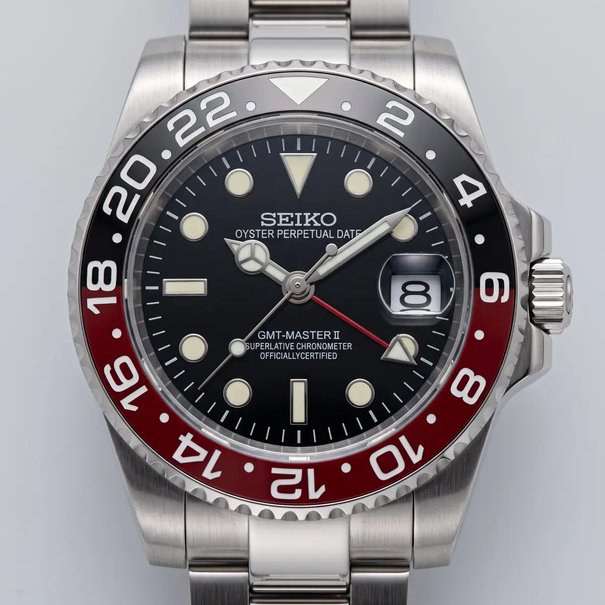 Seiko Mod Uhr GMT MOD – COKE – Zifferblatt Nahaufnahme – MedoMods