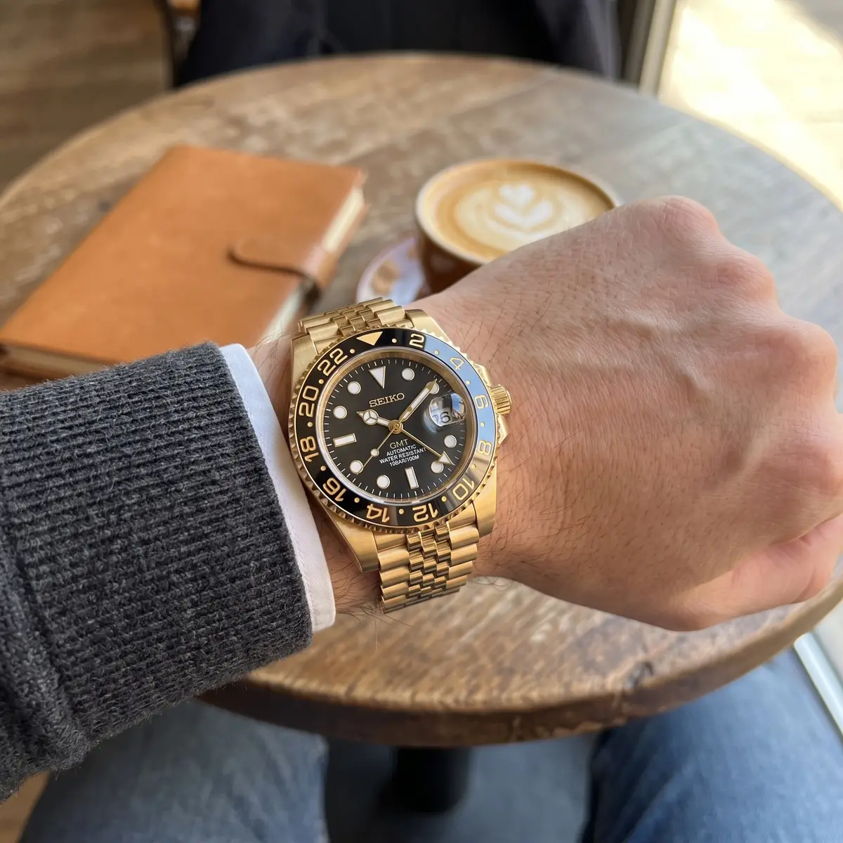 Seiko Mod Uhr GMT MOD – GOLD & SCHWARZ – am Handgelenk – Wristshot – MedoMods