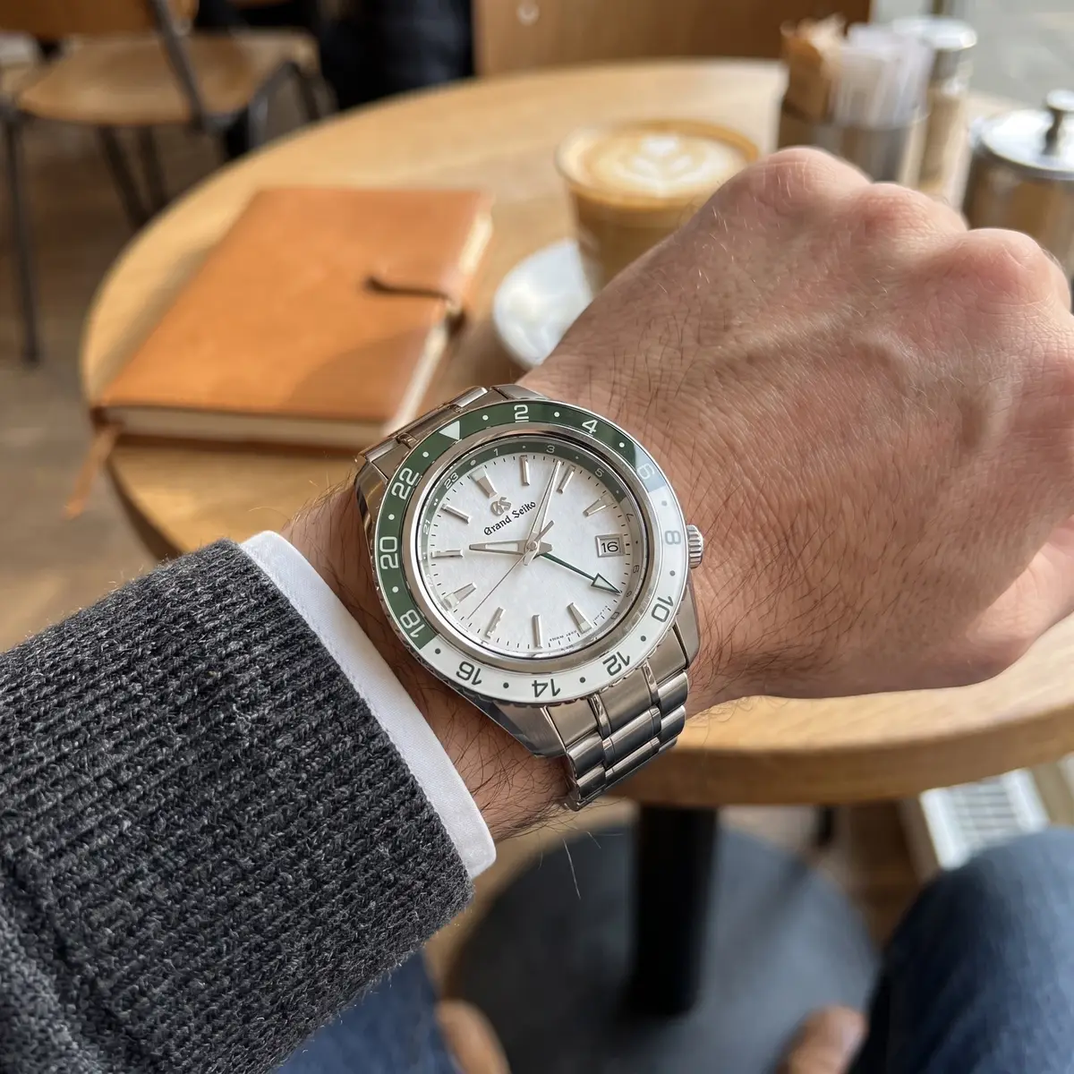 Seiko Mod Uhr GMT MOD | Grün-weiße Lünette – Automatik – am Handgelenk – Wristshot – MedoMods