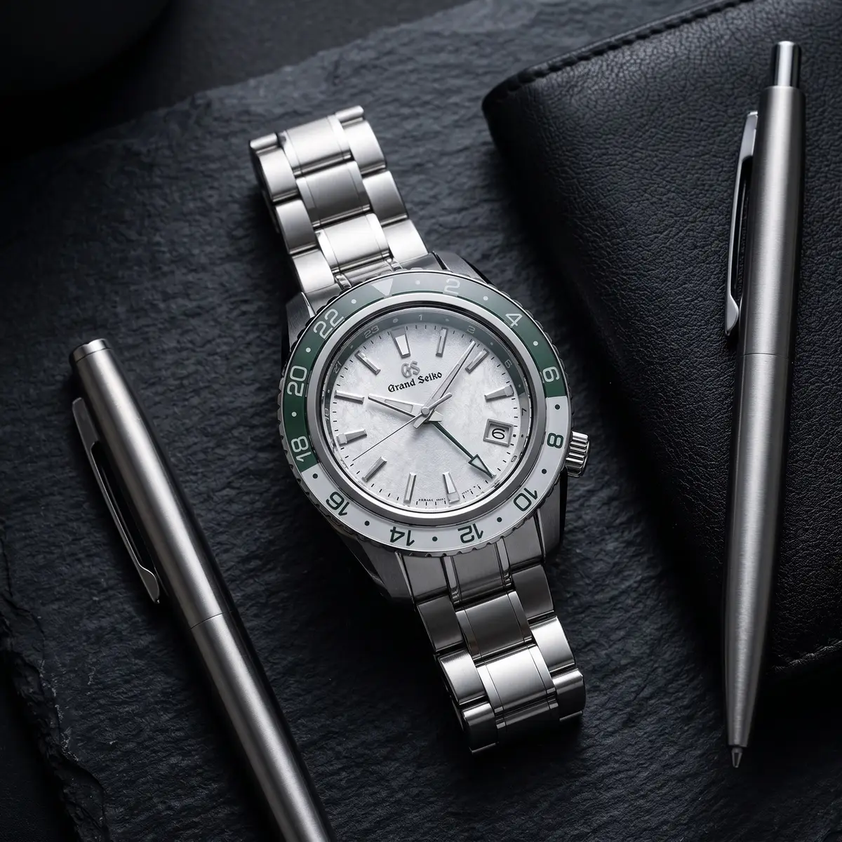 Seiko Mod Uhr GMT MOD | Grün-weiße Lünette – Automatik – Flatlay auf Schiefer – MedoMods