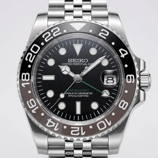 GMT MOD - GRIS-NOIR – gros plan du cadran