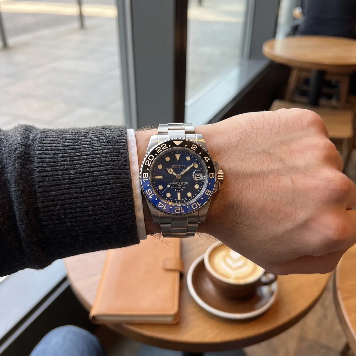 Seiko Mod Uhr GMT MOD – OZEANBLAU – am Handgelenk – Wristshot – MedoMods