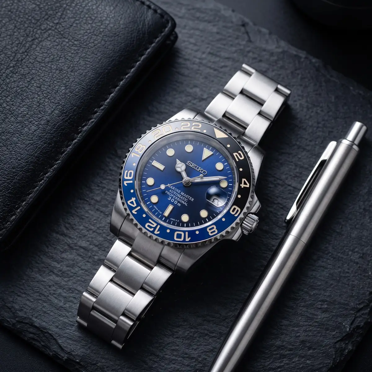 Seiko Mod Uhr GMT MOD – OZEANBLAU – Flatlay auf Schiefer – MedoMods