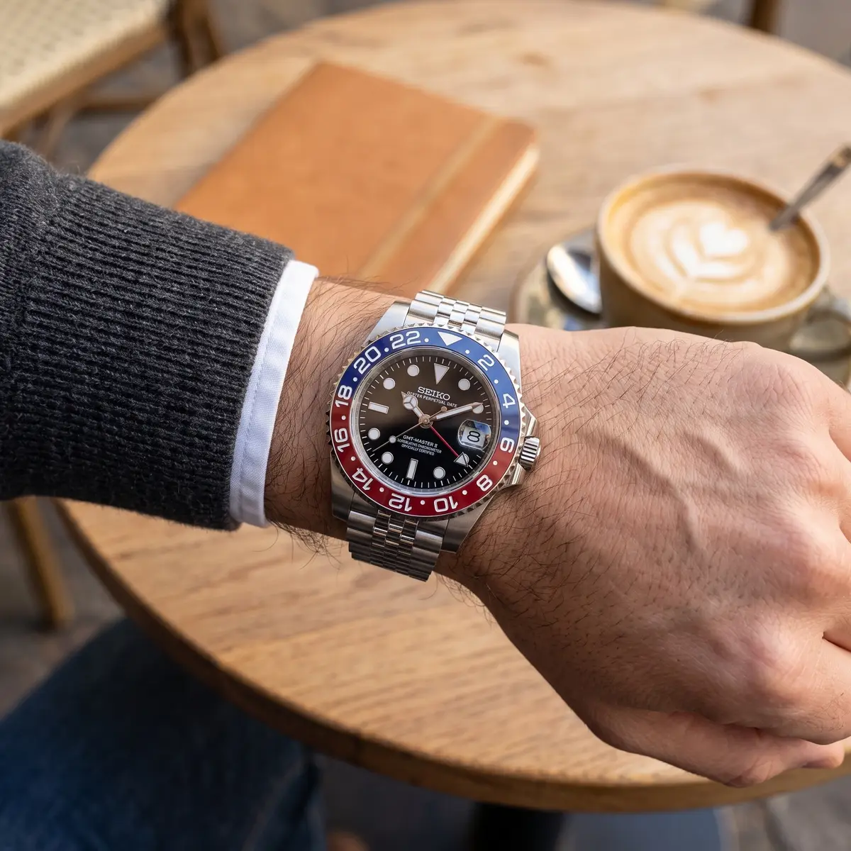 Seiko Mod Uhr GMT MOD – PEPSI – am Handgelenk – Wristshot – MedoMods
