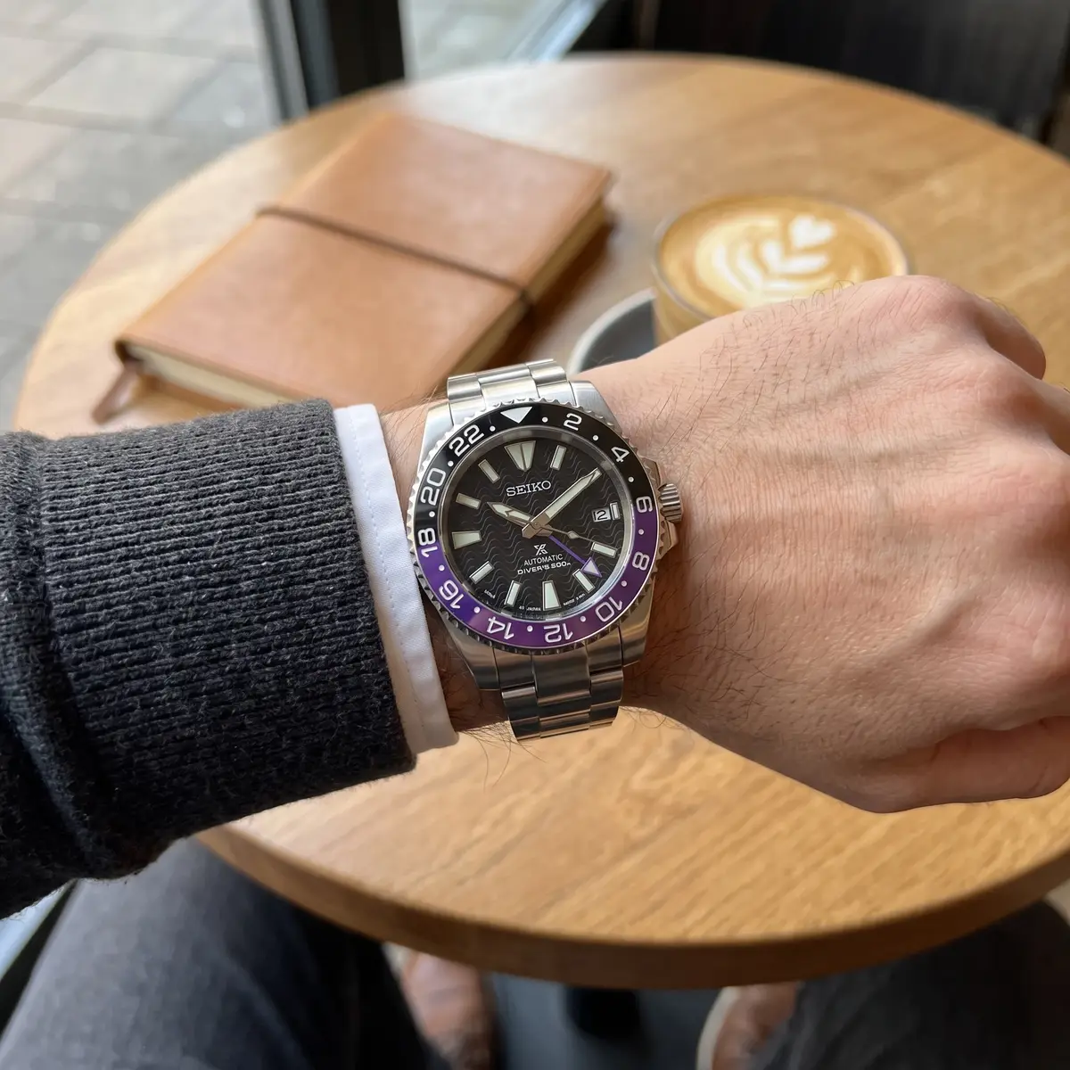 Seiko Mod Uhr GMT MOD – PURPLE JOKER – am Handgelenk – Wristshot – MedoMods