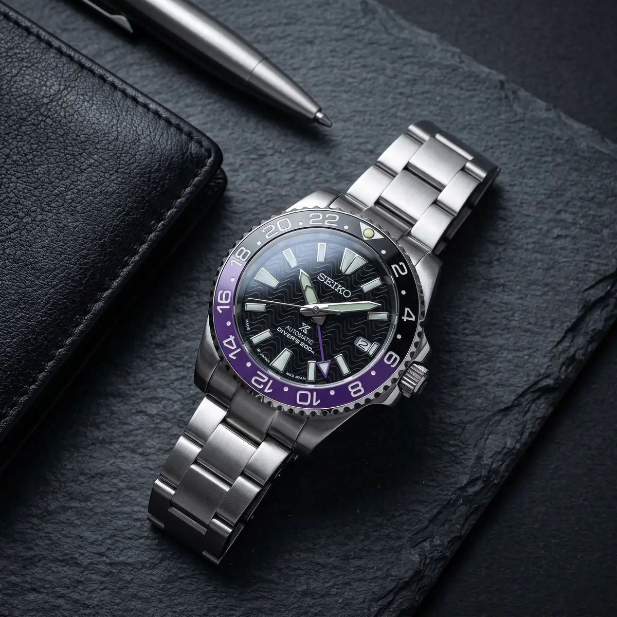 Seiko Mod Uhr GMT MOD โ PURPLE JOKER โ Flatlay auf Schiefer โ MedoMods
