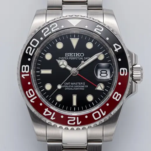 GMT MOD – ROT-SCHWARZ – Zifferblatt-Nahaufnahme