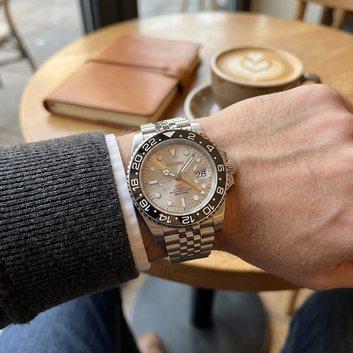 Seiko Mod Uhr GMT MOD – SILVER HORIZON – am Handgelenk – Wristshot – MedoMods