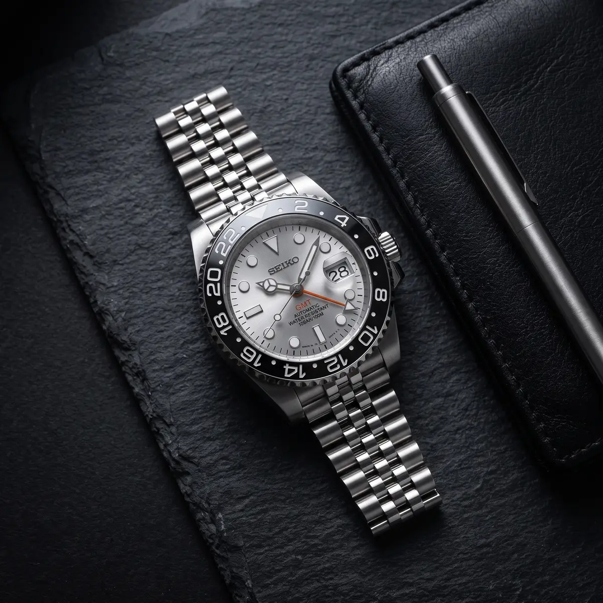 Seiko Mod Uhr GMT MOD – SILVER HORIZON – Flatlay auf Schiefer – MedoMods