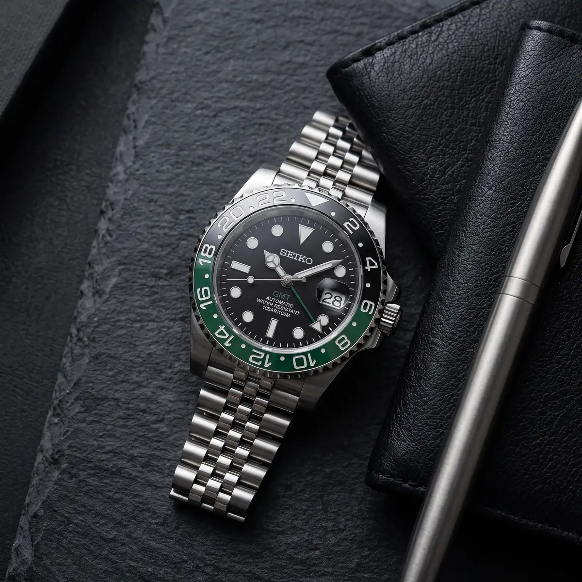 Seiko Mod Uhr GMT MOD – SPRITE – Flatlay auf Schiefer – MedoMods