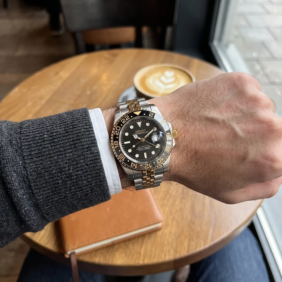 Seiko Mod Uhr GMT MOD | Zweifarbig Schwarz & Gold – Automatik – am Handgelenk – Wristshot – MedoMods