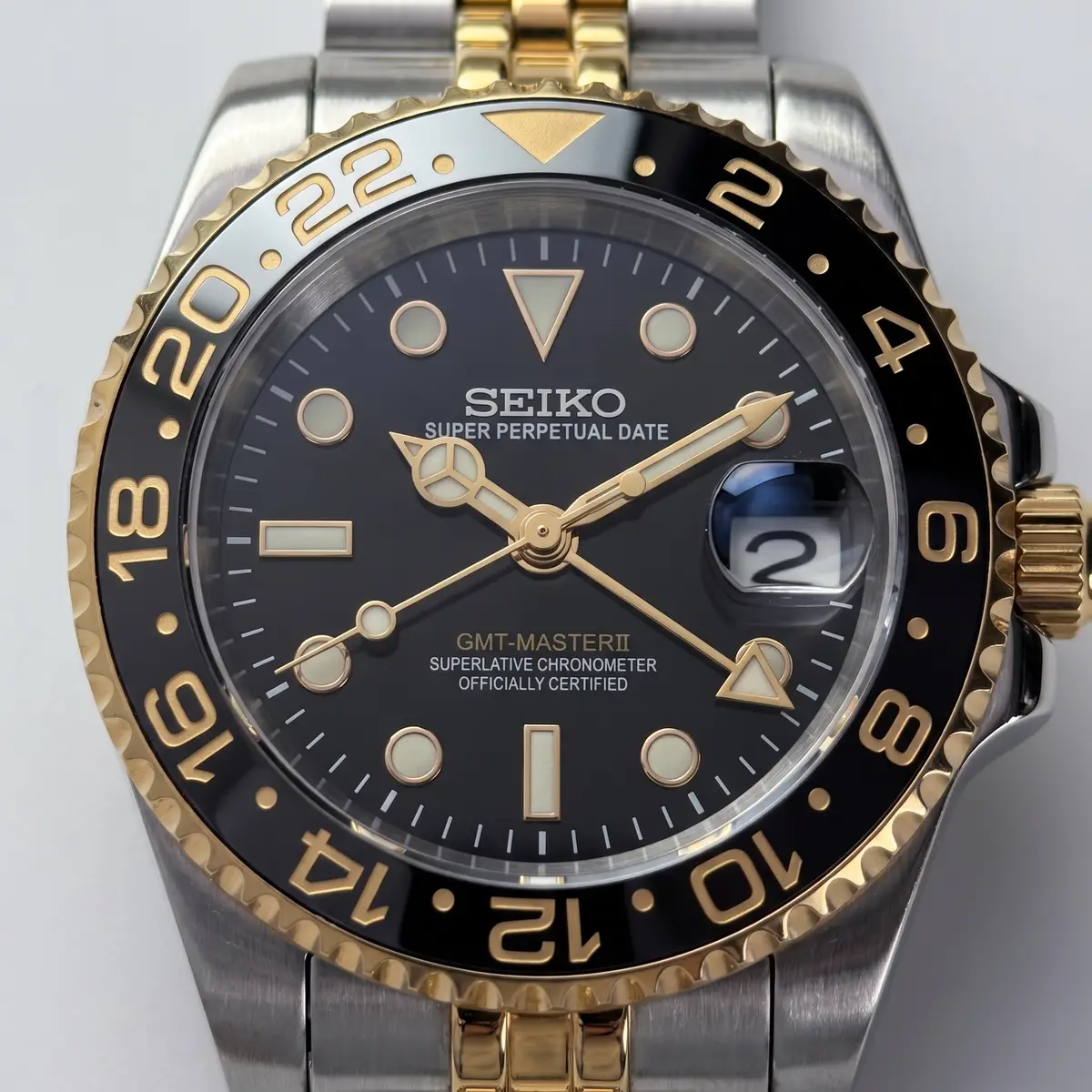 Seiko Mod Uhr GMT MOD | Zweifarbig Schwarz & Gold – Automatik – Zifferblatt Nahaufnahme – MedoMods