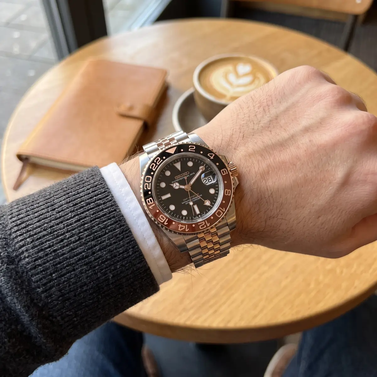 Seiko Mod Uhr GMT MOD – TWO-TONE – ROOT BEER – am Handgelenk – Wristshot – MedoMods