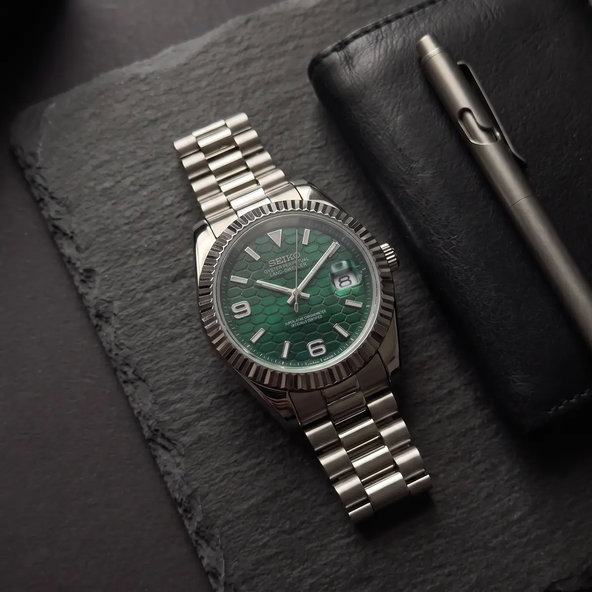 Seiko Mod Uhr LAND MOD – GRÜN – Flatlay auf Schiefer – MedoMods