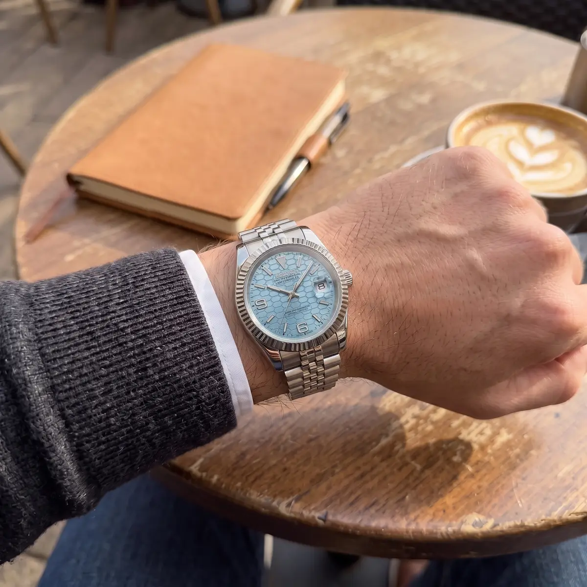 Seiko Mod Uhr LAND MOD – EISBLAU – am Handgelenk – Wristshot – MedoMods