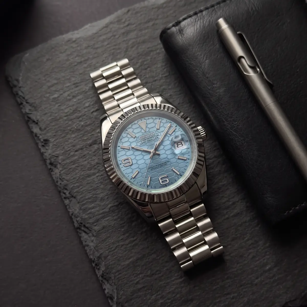 Seiko Mod Uhr LAND MOD – EISBLAU – Flatlay auf Schiefer – MedoMods