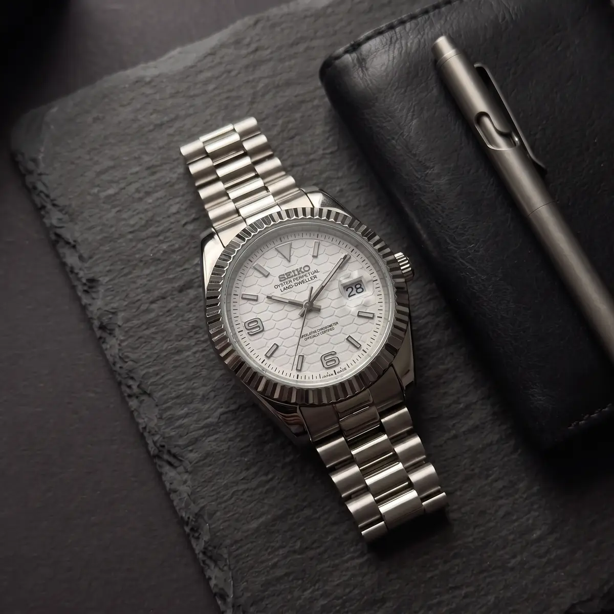 Seiko Mod Uhr LAND MOD – WEISS – Flatlay auf Schiefer – MedoMods