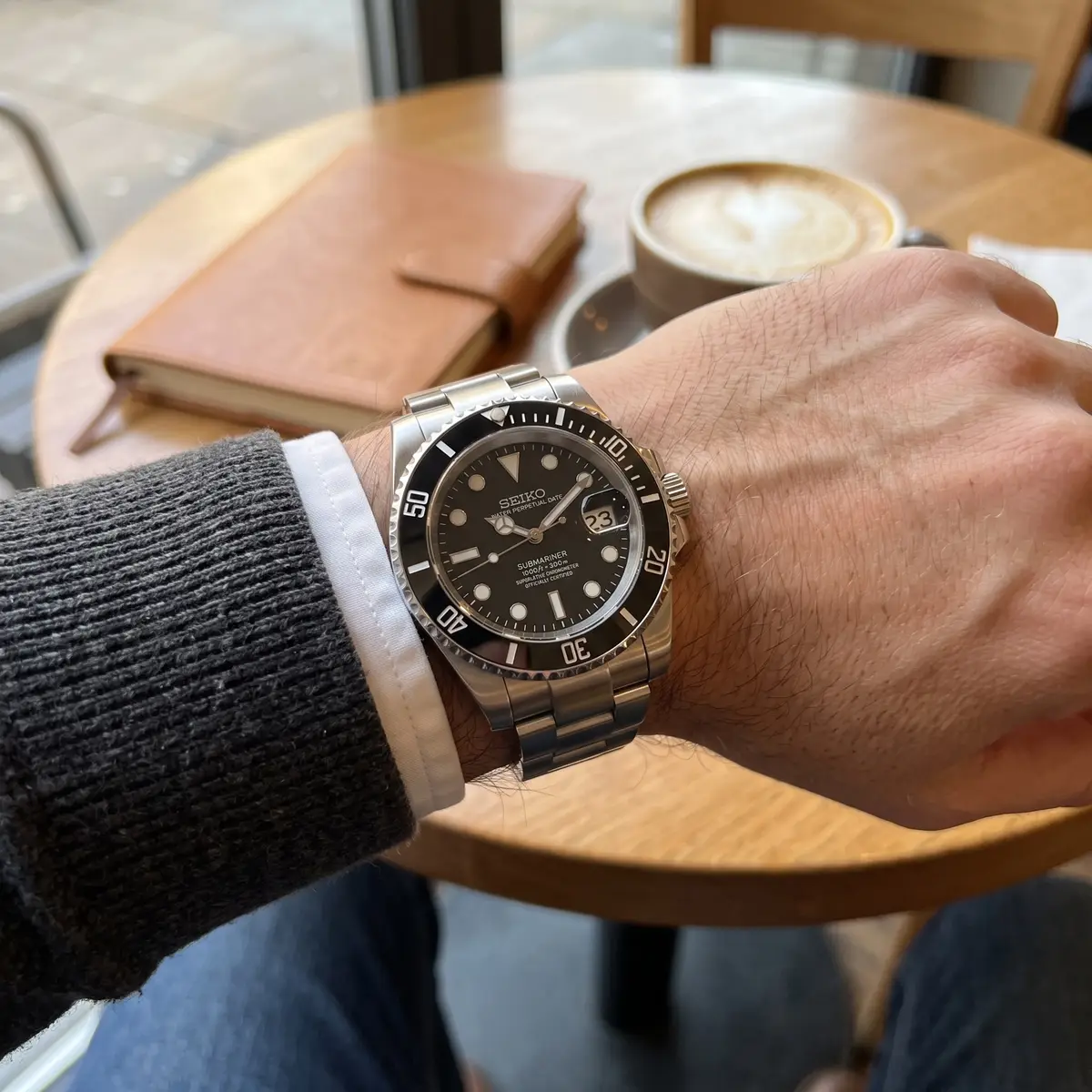 Seiko Mod Uhr MARINER MOD – SCHWARZ – am Handgelenk – Wristshot – MedoMods