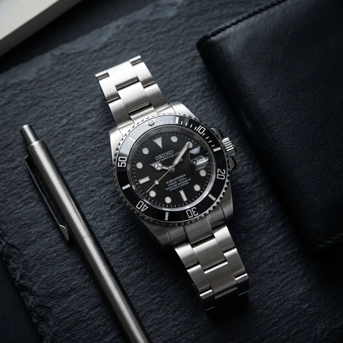 Seiko Mod Uhr MARINER MOD – SCHWARZ – Flatlay auf Schiefer – MedoMods