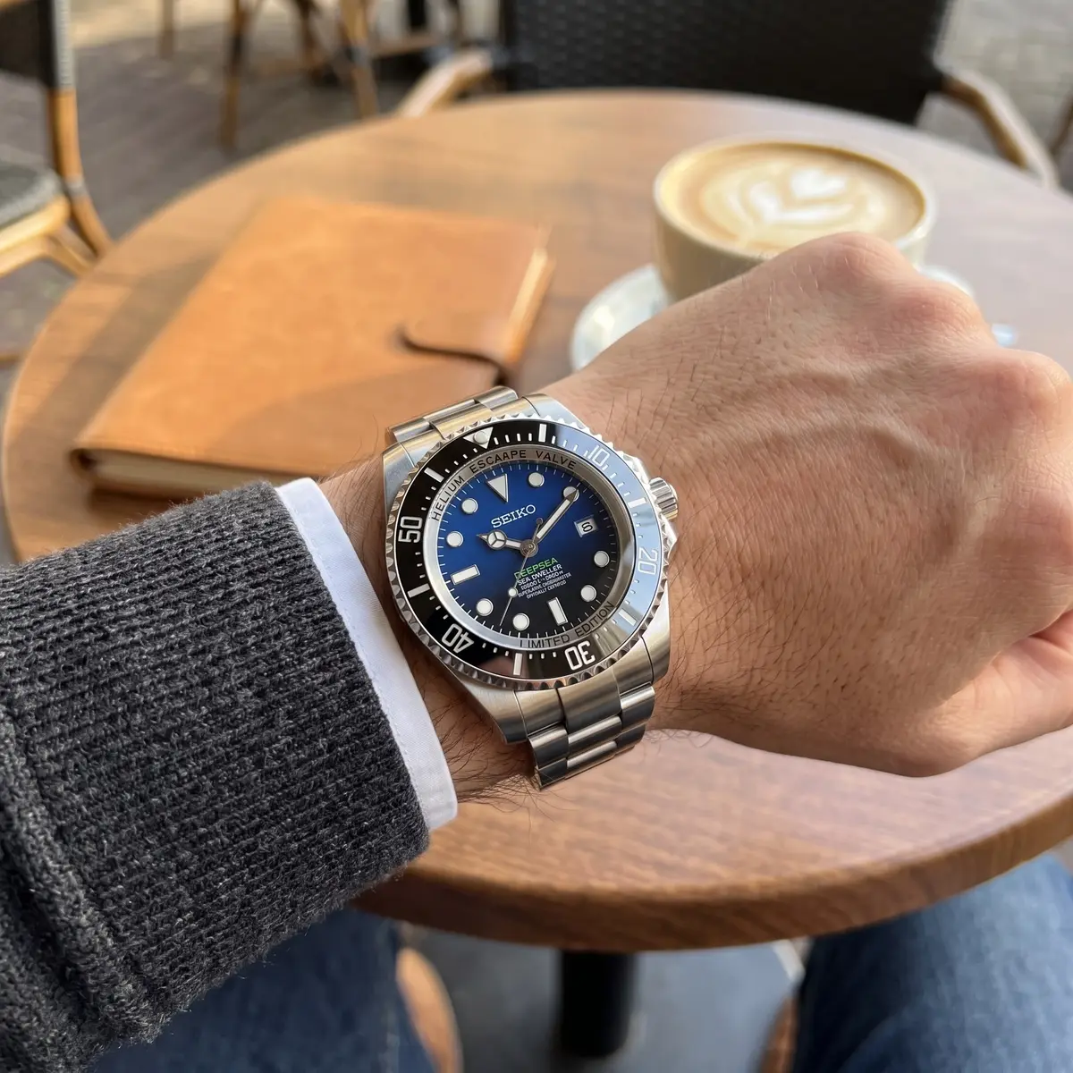 Seiko Mod Uhr MARINER MOD – DEEPSEA BLUE – am Handgelenk – Wristshot – MedoMods