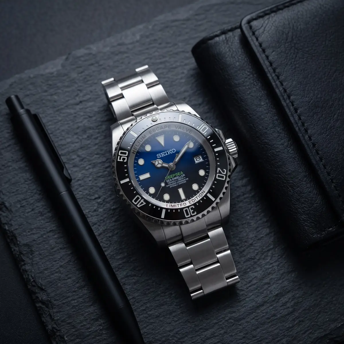 Seiko Mod Uhr MARINER MOD – DEEPSEA BLUE – Flatlay auf Schiefer – MedoMods