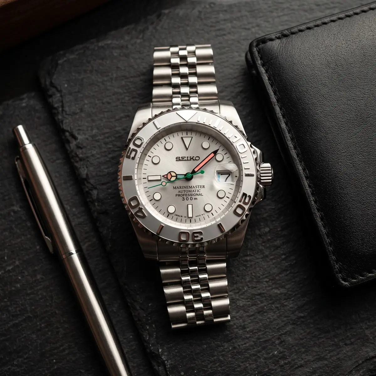 Seiko Mod Uhr MARINER MOD – GRAY LIGHTNING – Flatlay auf Schiefer – MedoMods