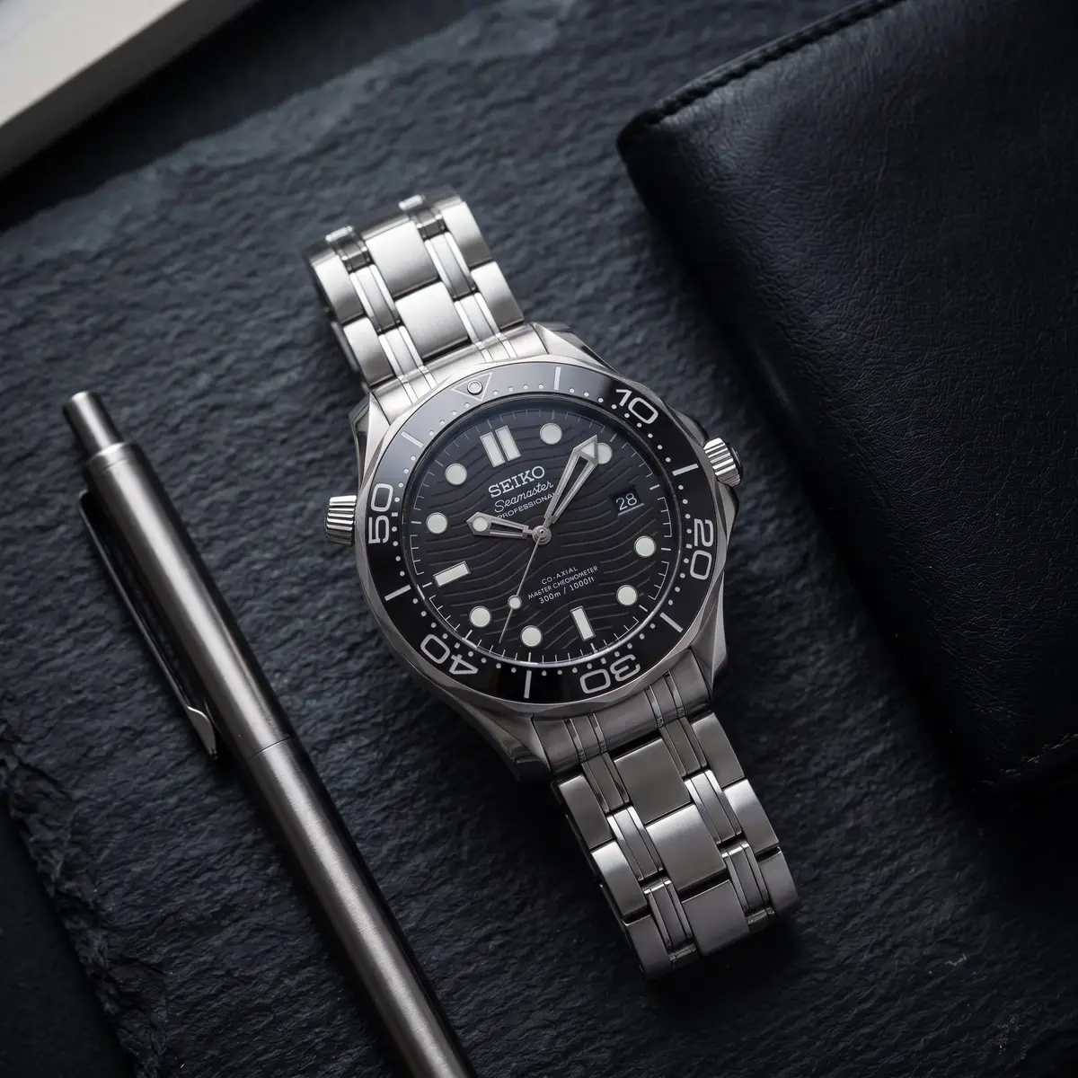 Seiko Mod Uhr MASTER MOD – SCHWARZ – Flatlay auf Schiefer – MedoMods