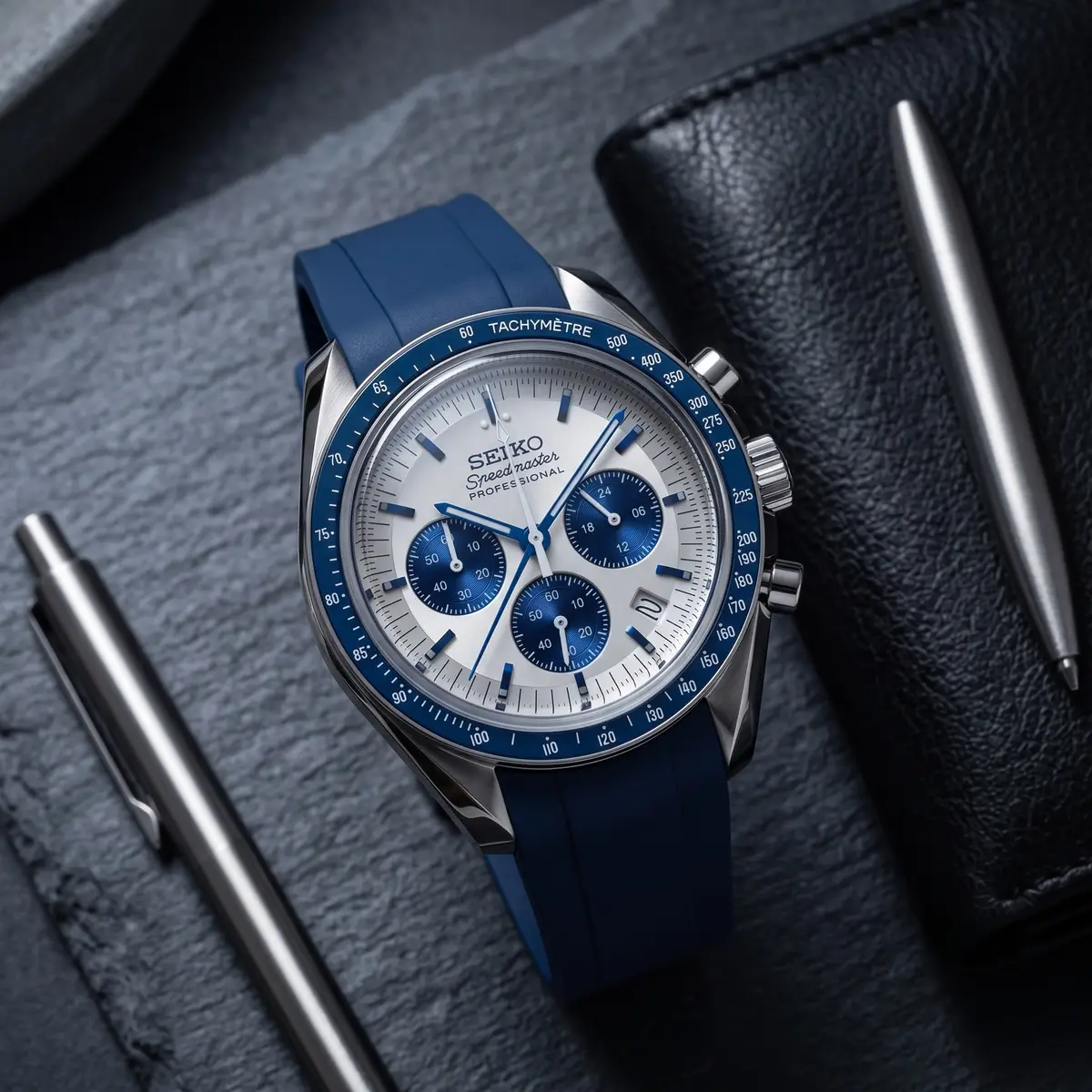 Seiko Mod Uhr MASTER MOD – BLUE MOON – Flatlay auf Schiefer – MedoMods