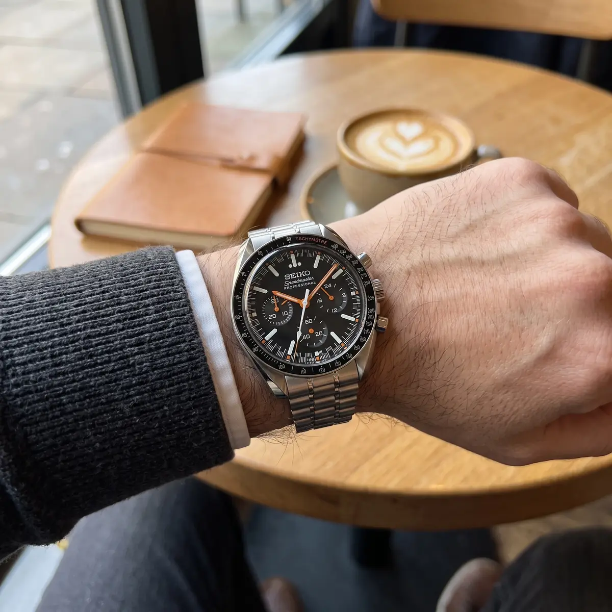 Seiko Mod Uhr MASTER MOD – ORANGE MOON – am Handgelenk – Wristshot – MedoMods