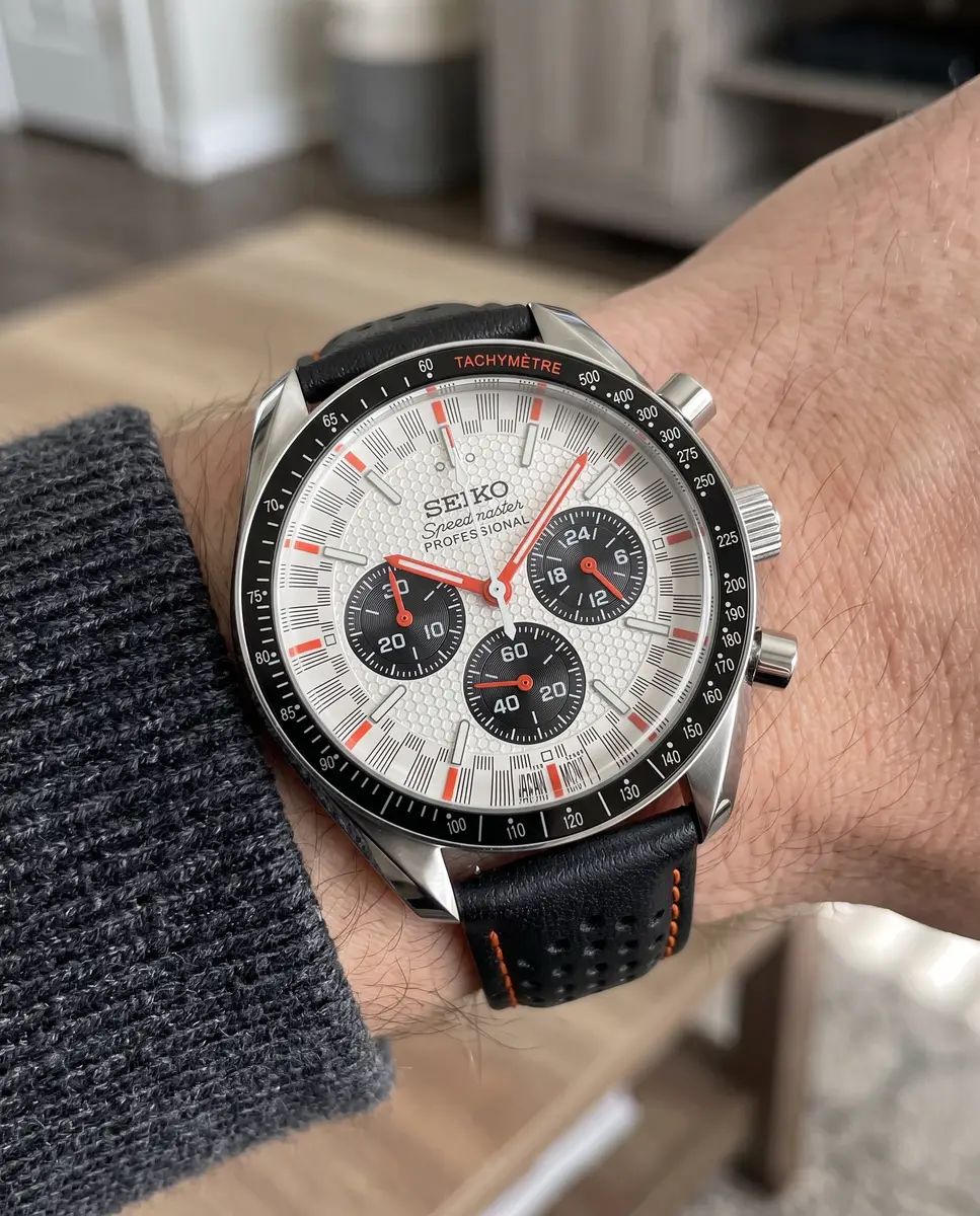 Seiko Mod Uhr MASTER MOD – RACING PANDA – am Handgelenk – Wristshot – MedoMods