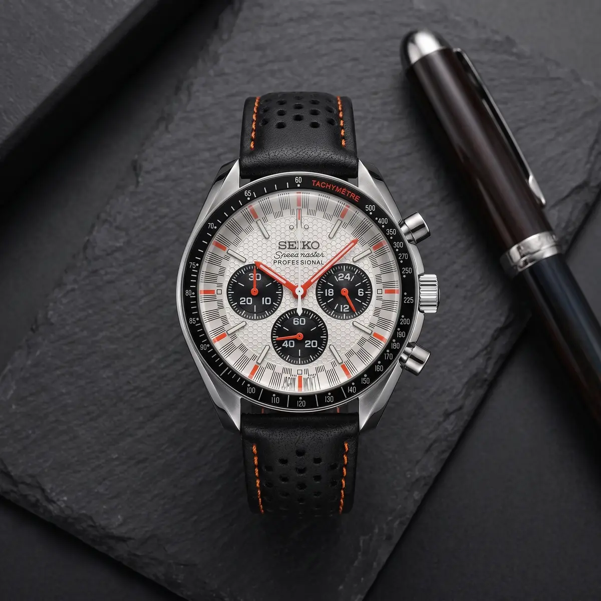 Seiko Mod Uhr MASTER MOD – RACING PANDA – Flatlay auf Schiefer – MedoMods