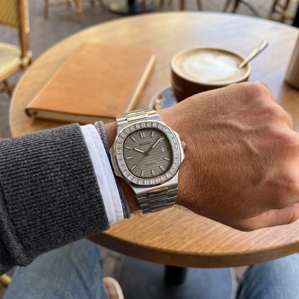 Seiko Mod Uhr NAUT MOD | Beige (Diamantlünette) – Automatik – am Handgelenk – Wristshot – MedoMods