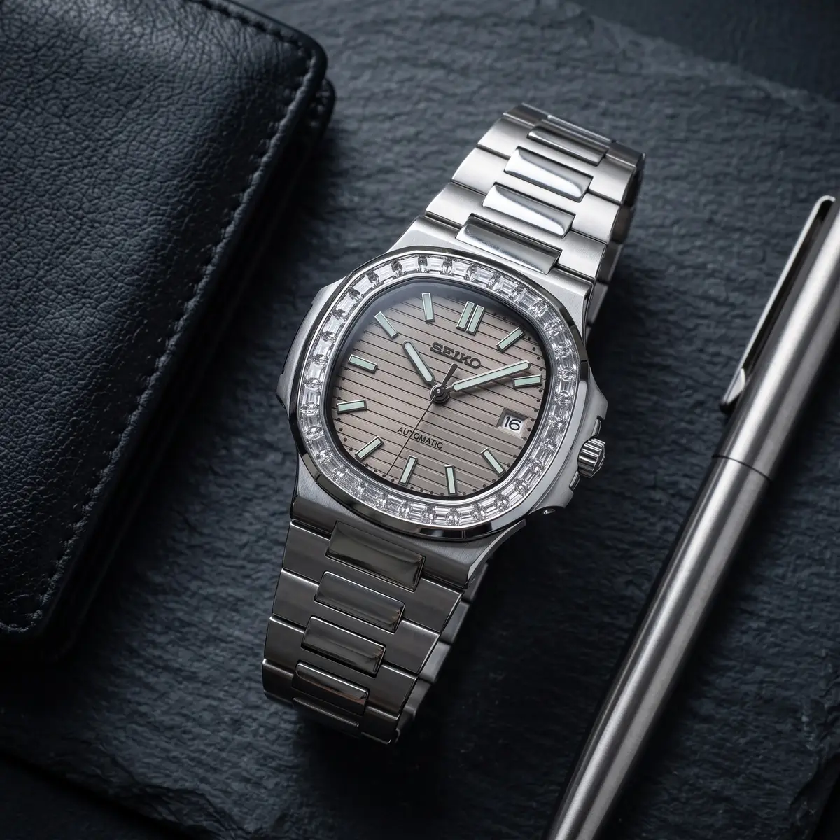 Seiko Mod Uhr NAUT MOD | Beige (Diamantlünette) – Automatik – Flatlay auf Schiefer – MedoMods